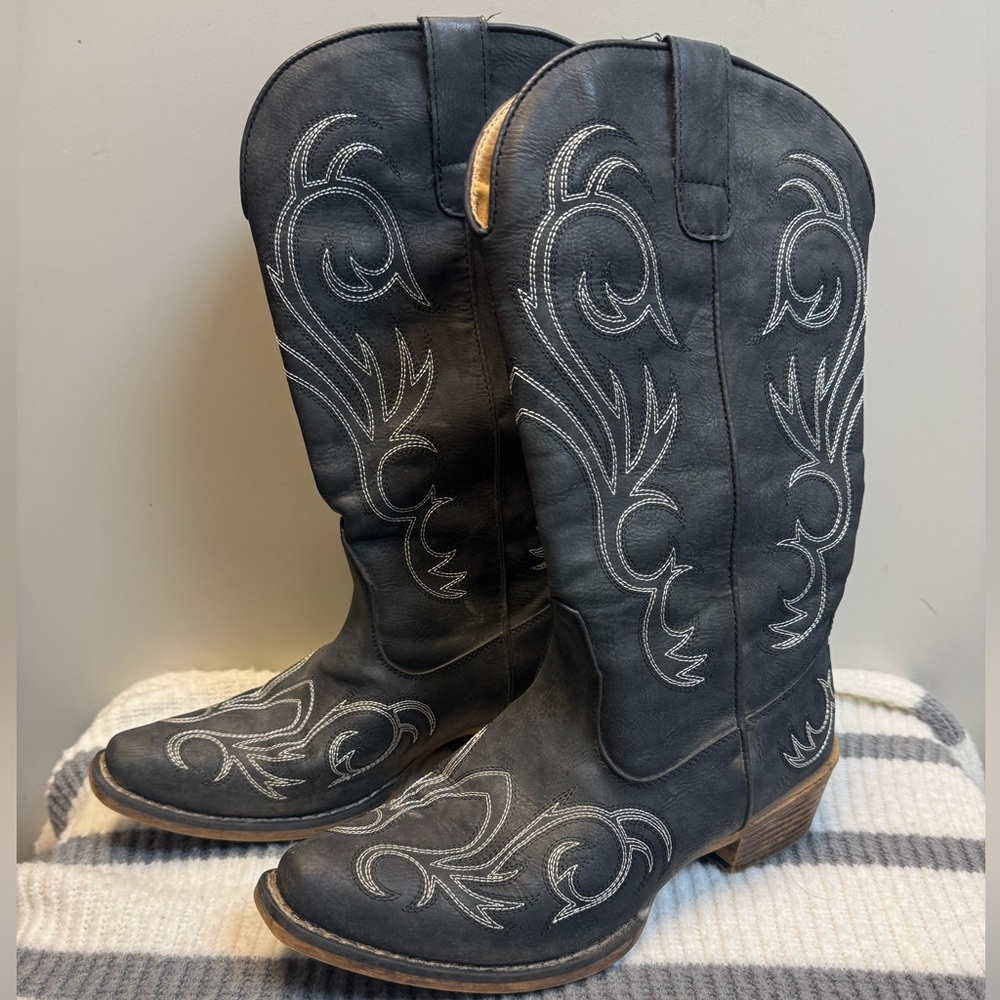 Women’s black cowgirl boots. Size 8.5